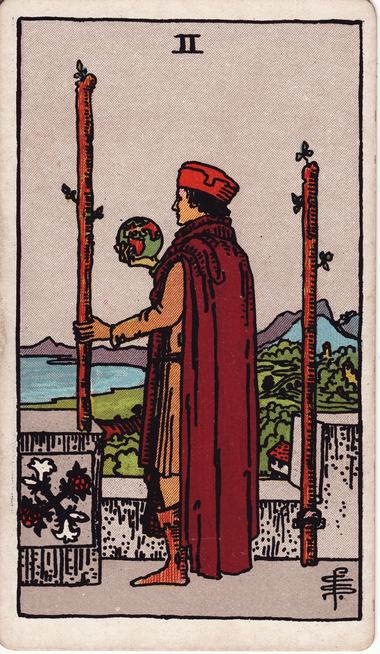 Dos de Bastos, del tarot Waite-Smith de 1909, dibujado por Pamela Colman Smith